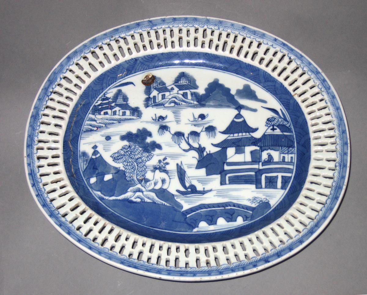 2003.0012.023 B Porcelain stand