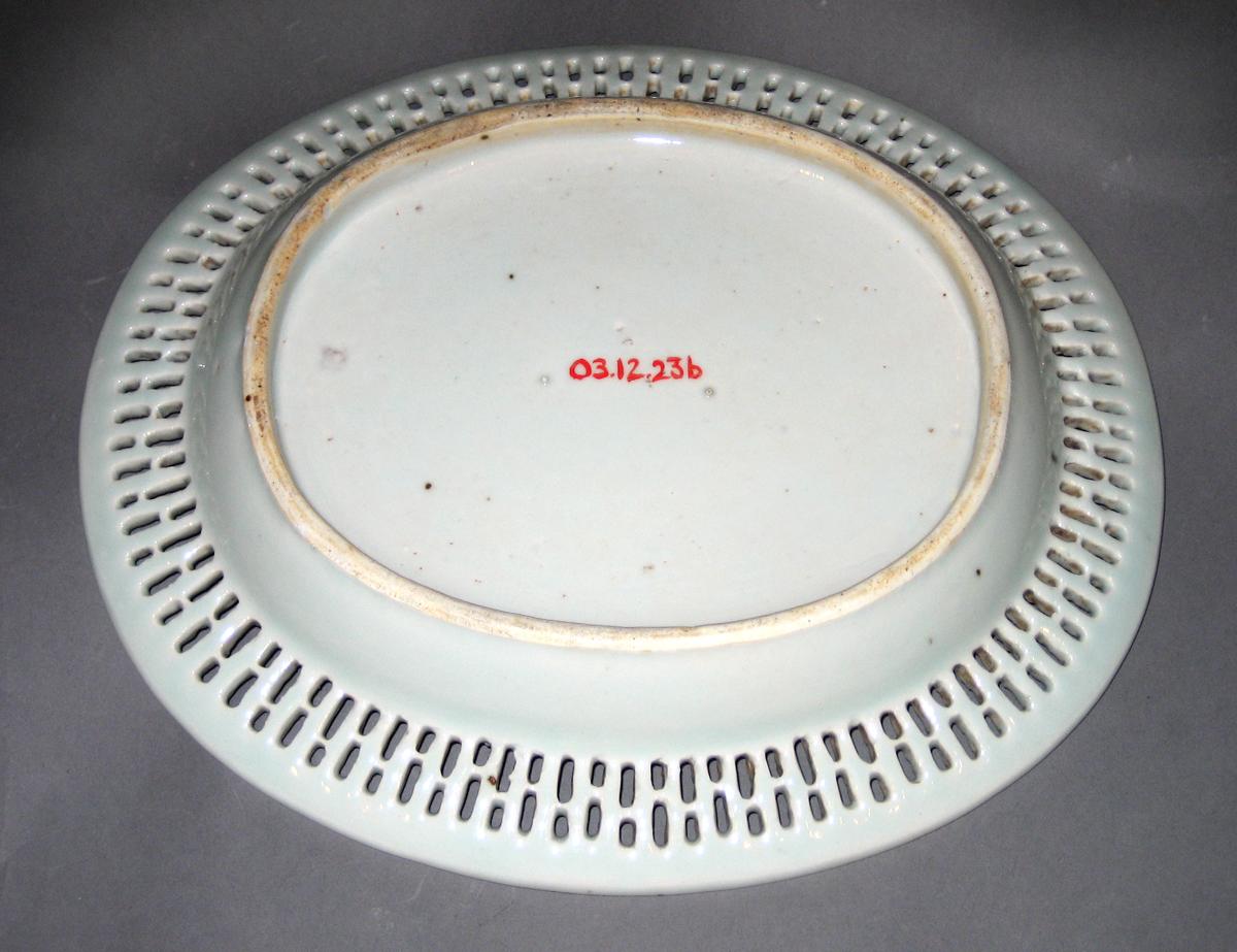 2003.0012.023 B Porcelain stand, bottom