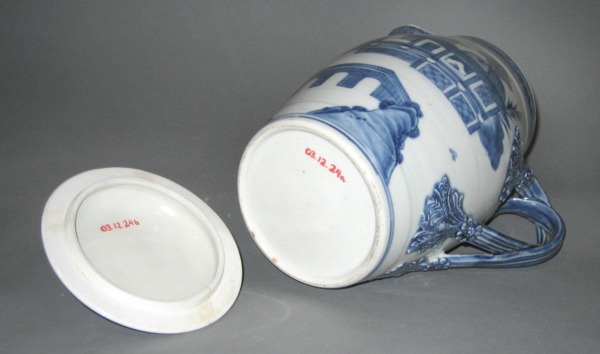 2003.0012.024 A, B Porcelain jug, bottom