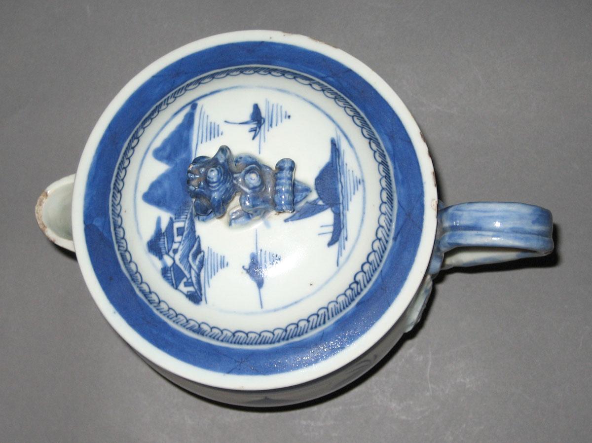 2003.0012.025 A, B Porcelain jug, top