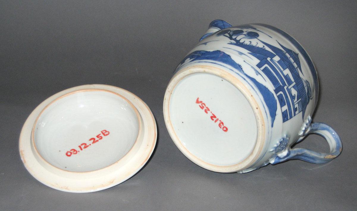 2003.0012.025 A, B Porcelain jug, bottom