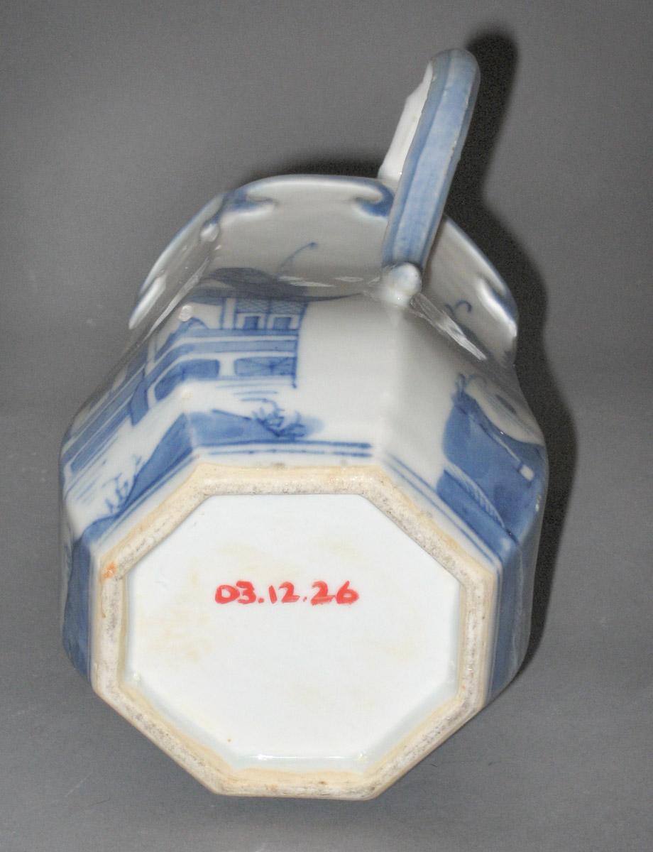 2003.0012.026 Porcelain jug, bottom