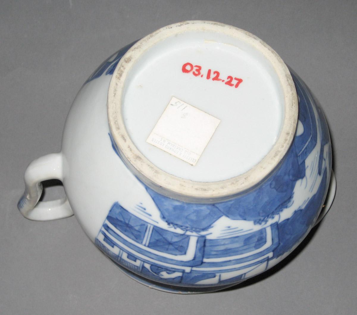 2003.0012.027 Porcelain jug, bottom