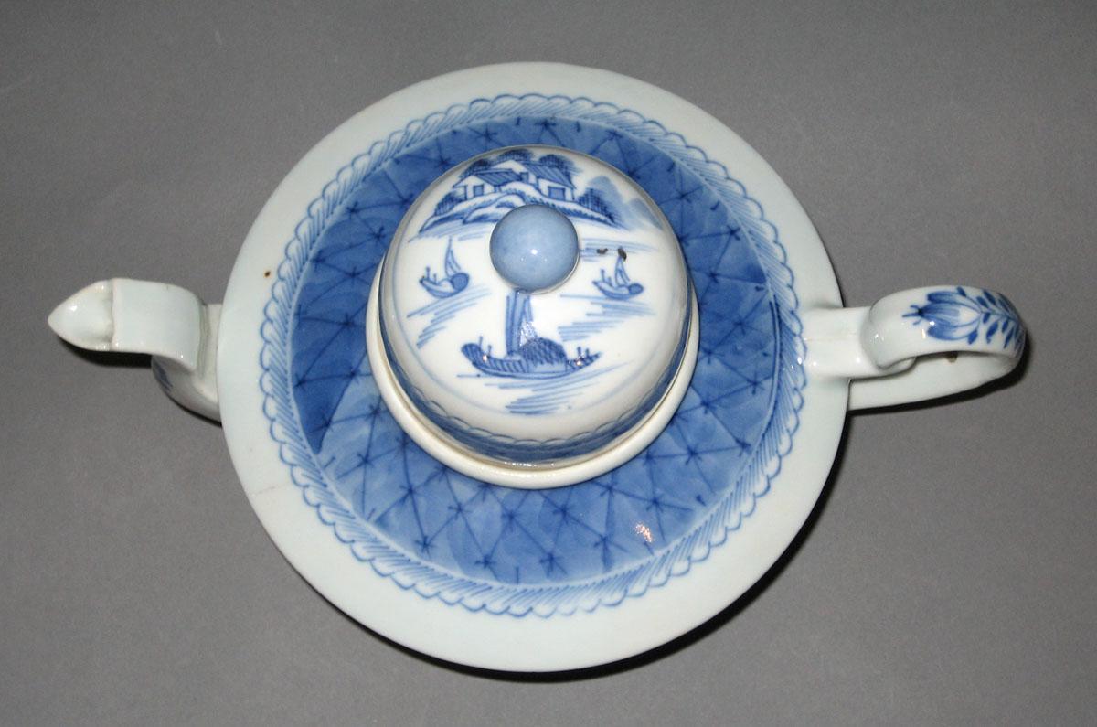 2003.0012.028 A, B Porcelain teapot, top view