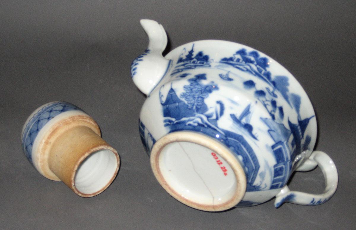 2003.0012.028 A, B Porcelain teapot, bottom