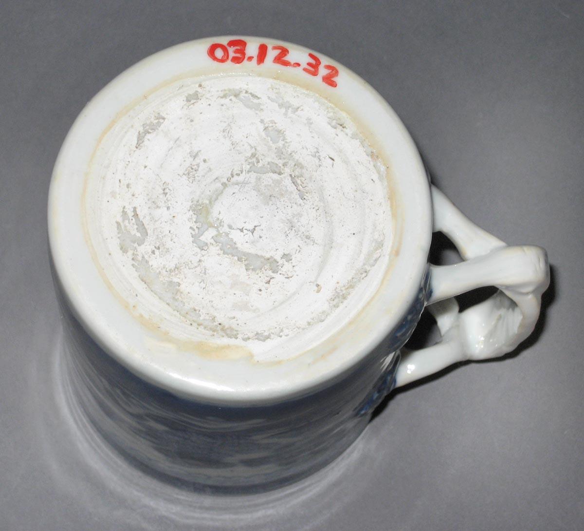 2003.0012.032 Porcelain mug, bottom