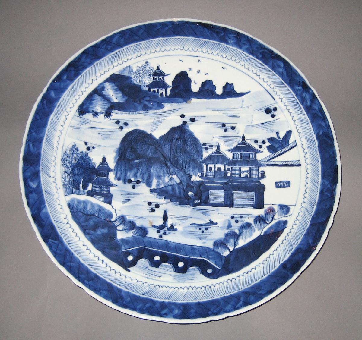 2003.0012.033 Porcelain dish