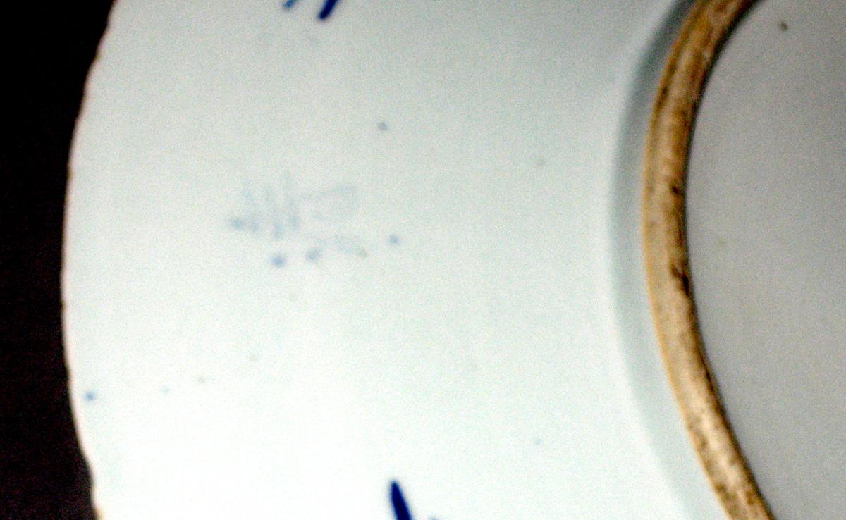 2003.0012.033 Porcelain dish, bottom mark 2