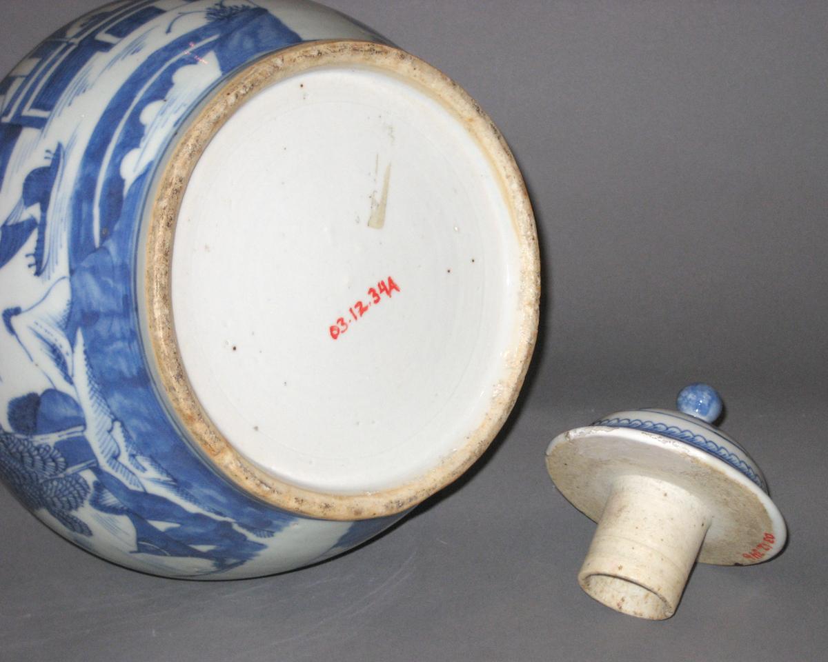 2003.0012.034 A, B Porcelain vase, bottom