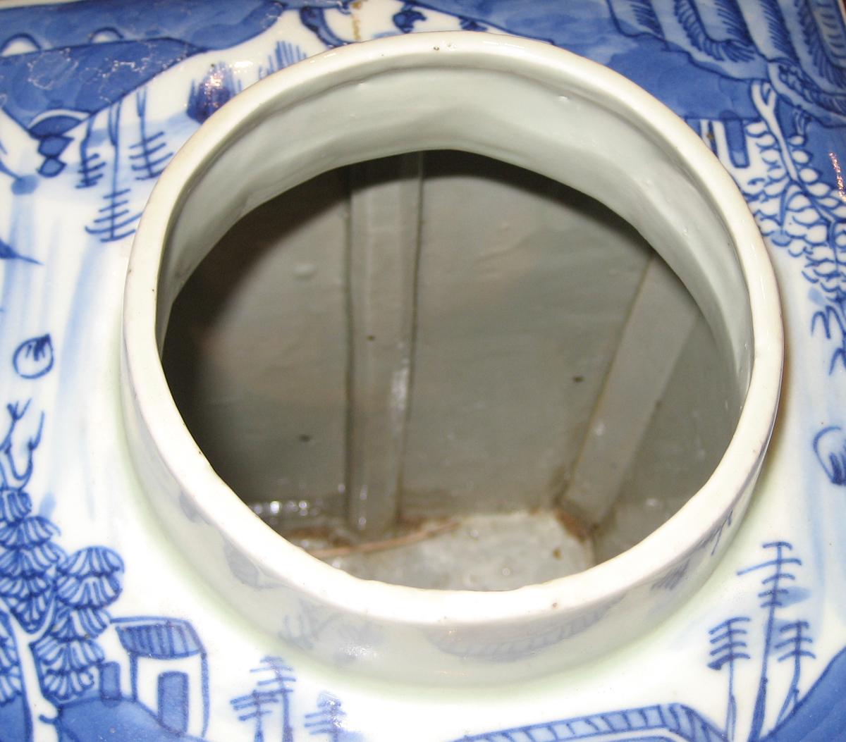 2003.0012.035 A, B Porcelain jar, interior