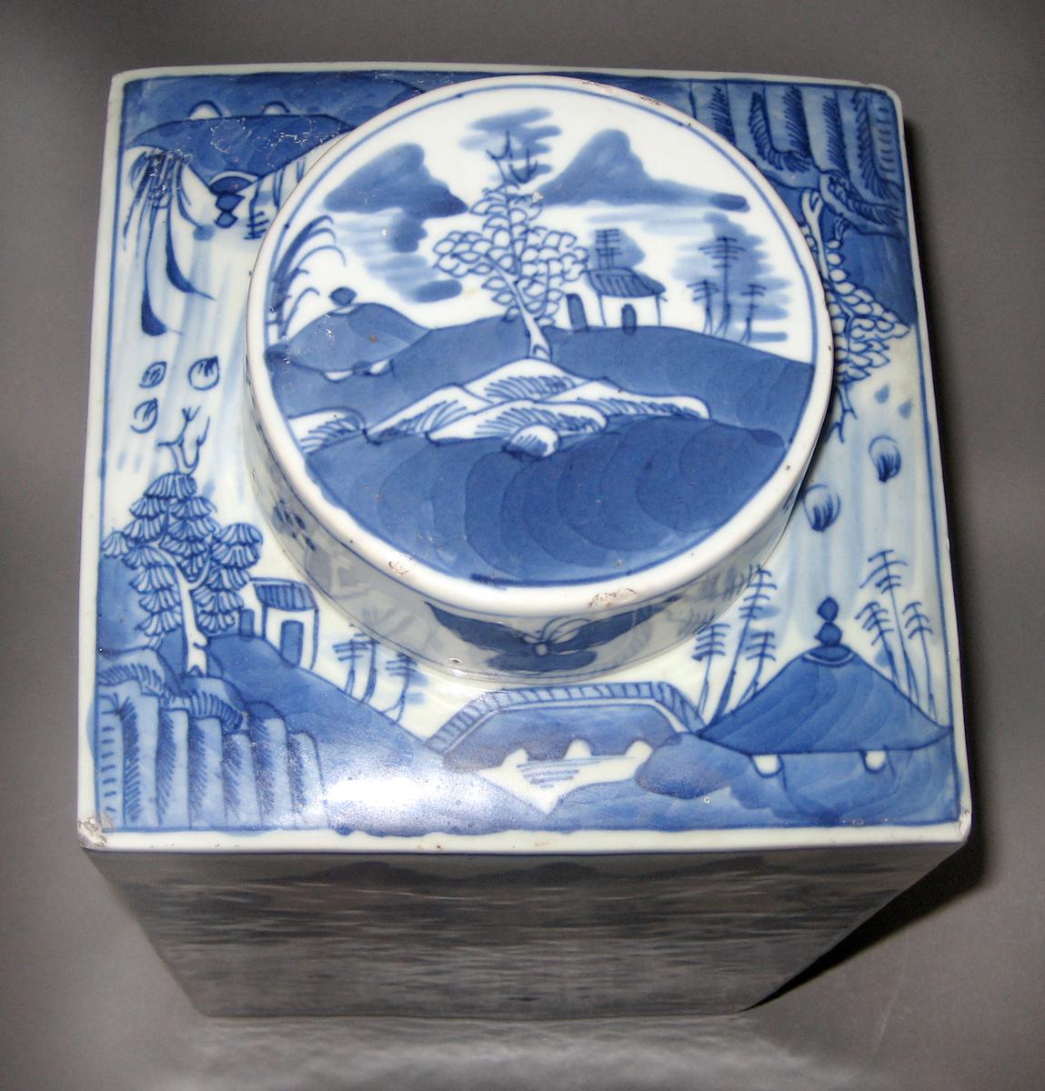 2003.0012.035 A, B Porcelain jar, top