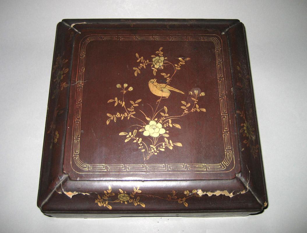 2003.0012.036 Box with dishes closed