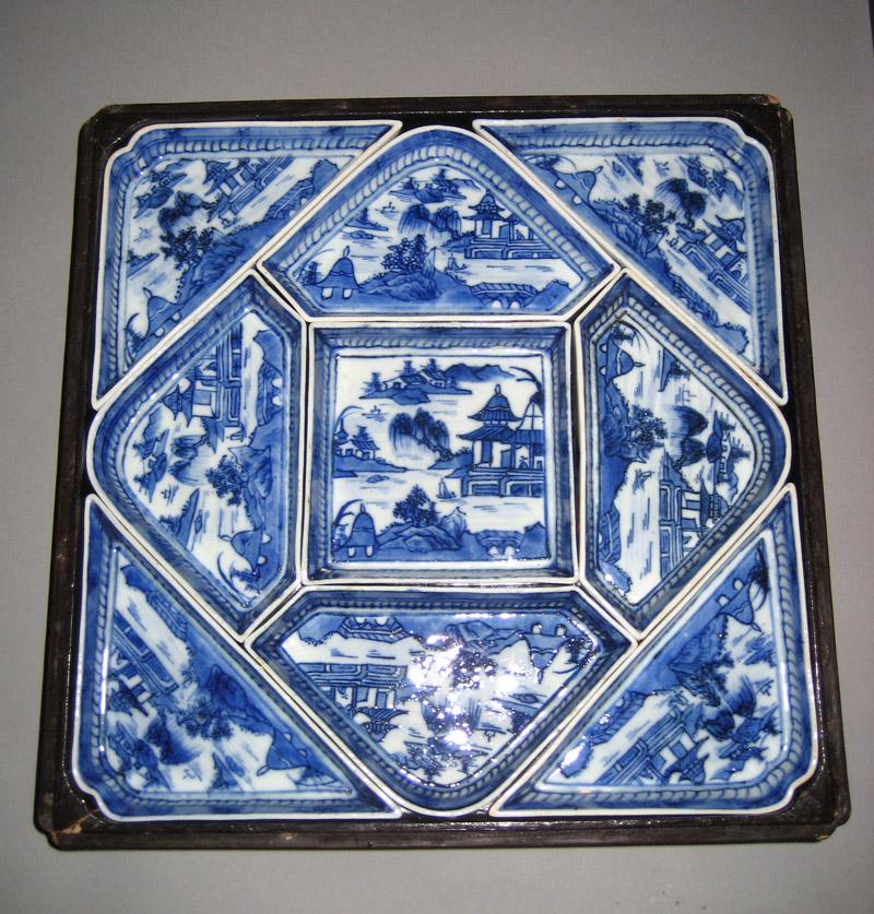 2003.0012.036 Box with dishes in box
