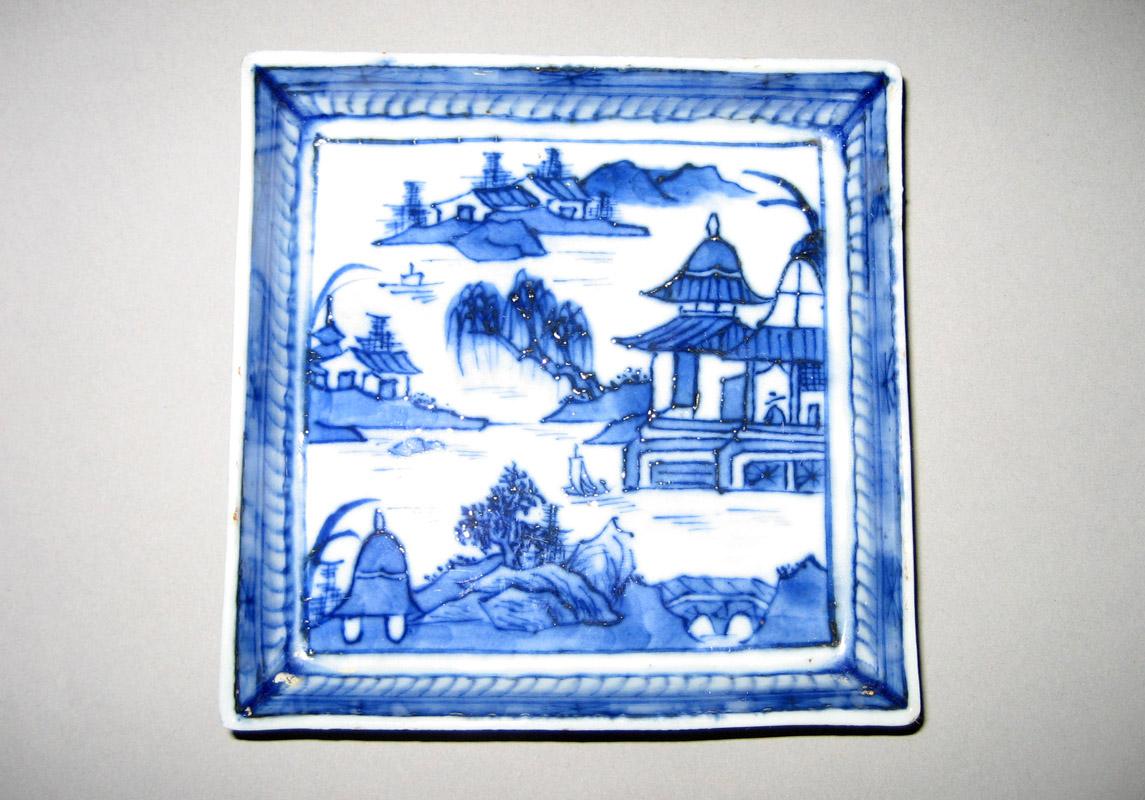 2003.0012.036 Box with dishes square dish