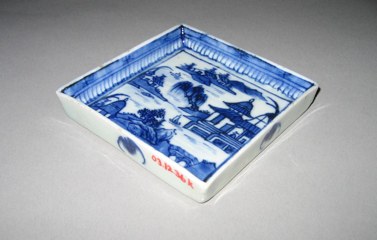 2003.0012.036 Box with dishes dish side