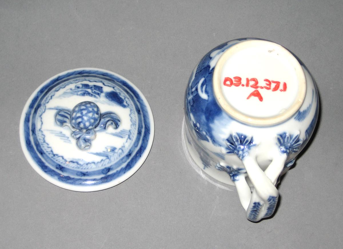 2003.0012.037.001 A, B Porcelain pot de creme, bottom