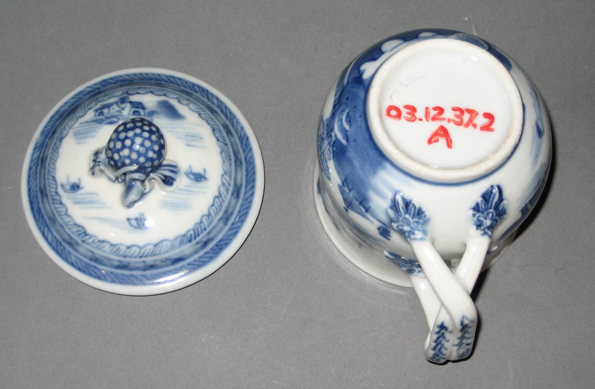 2003.0012.037.002 A, B Porcelain pot de creme, bottom