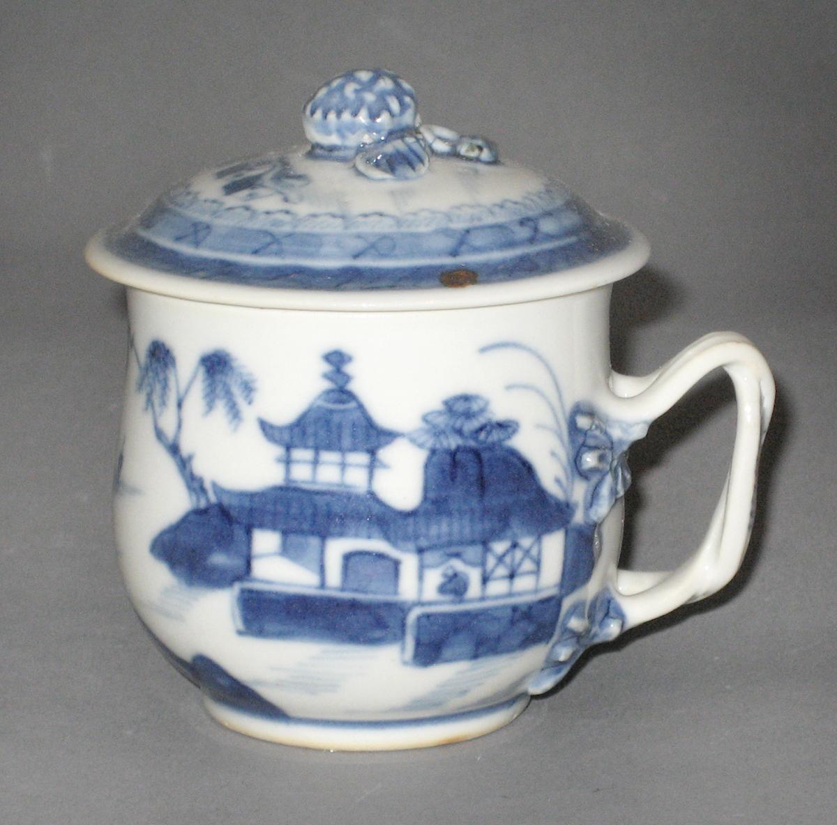 2003.0012.037.003 A, B Porcelain pot de creme