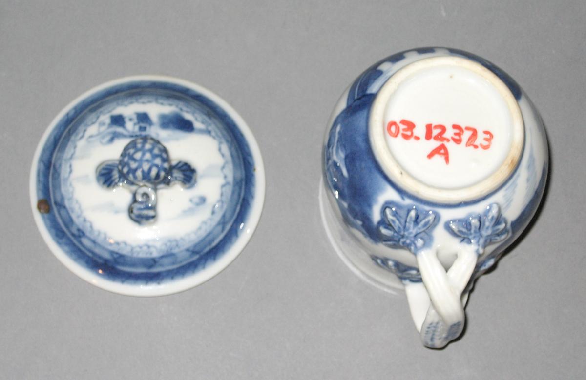 2003.0012.037.003 A, B Porcelain pot de creme, bottom