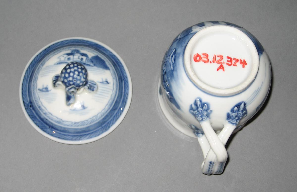 2003.0012.037.004 A, B Porcelain pot de creme, bottom