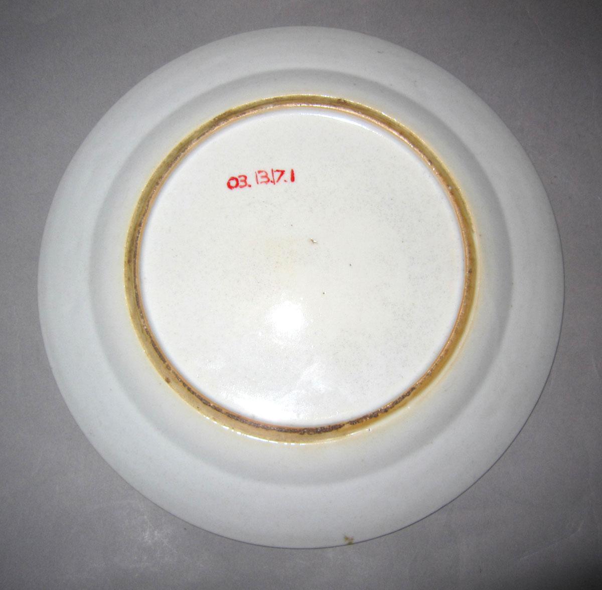 2003.0013.017.001 Porcelain plate underside