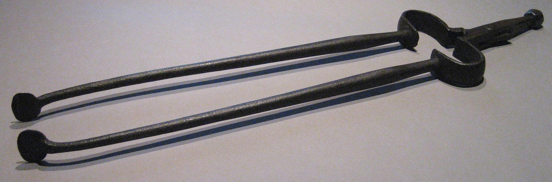 1958.0984 Fireplace tongs