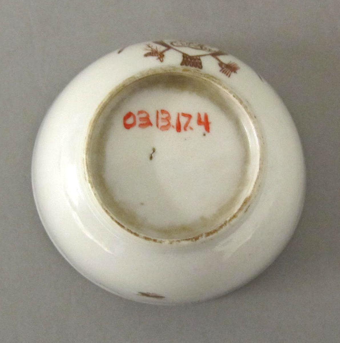 2003.0013.017.004 Porcelain teabowl underside