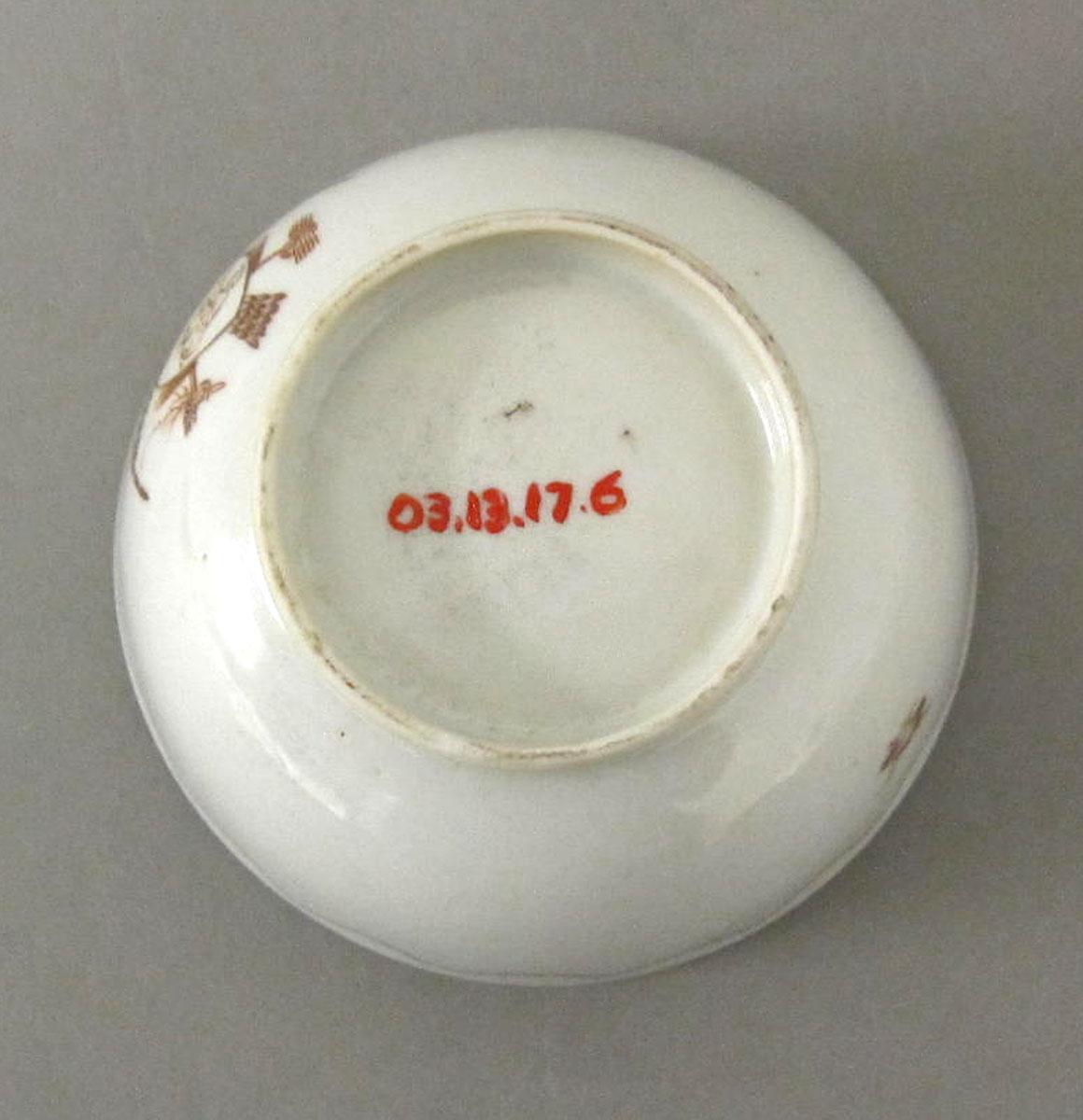 2003.0013.017.006 Porcelain teabowl underside