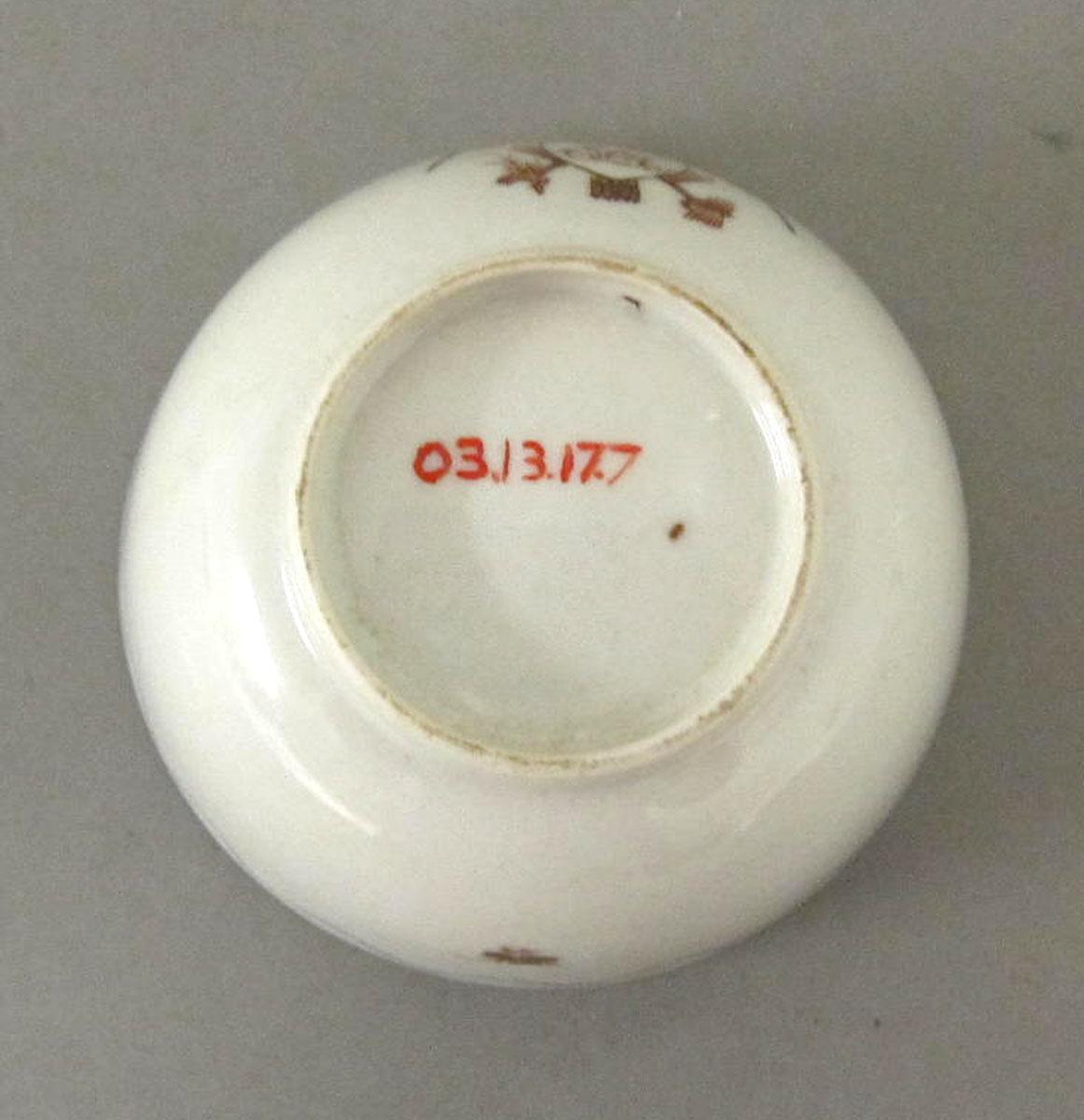 2003.0013.017.007 Porcelain teabowl underside