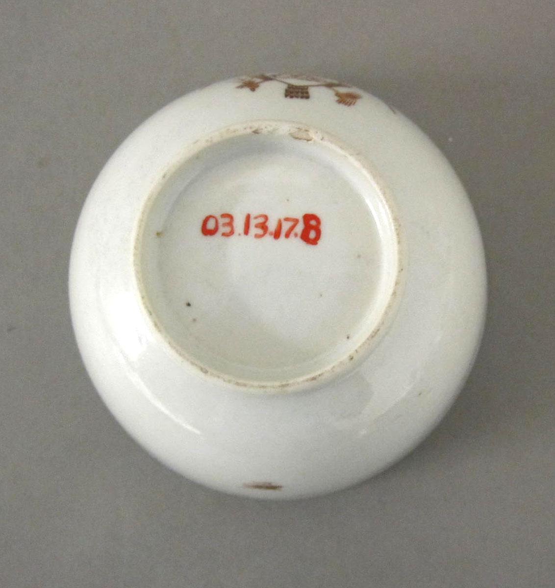 2003.0013.017.008 Porcelain teabowl underside