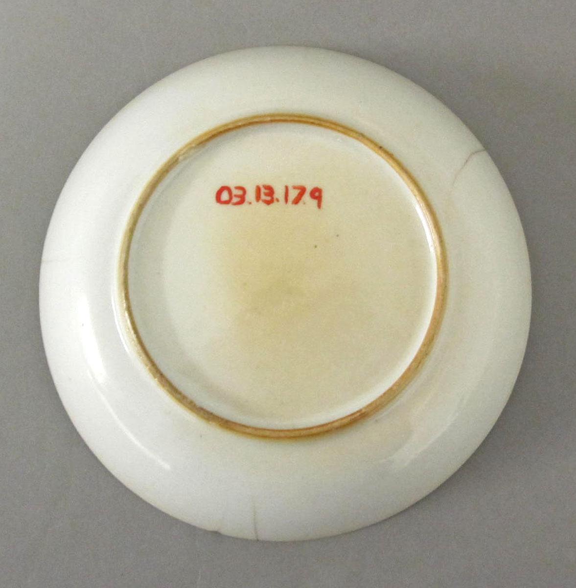 2003.0013.017.009 Porcelain saucer underside