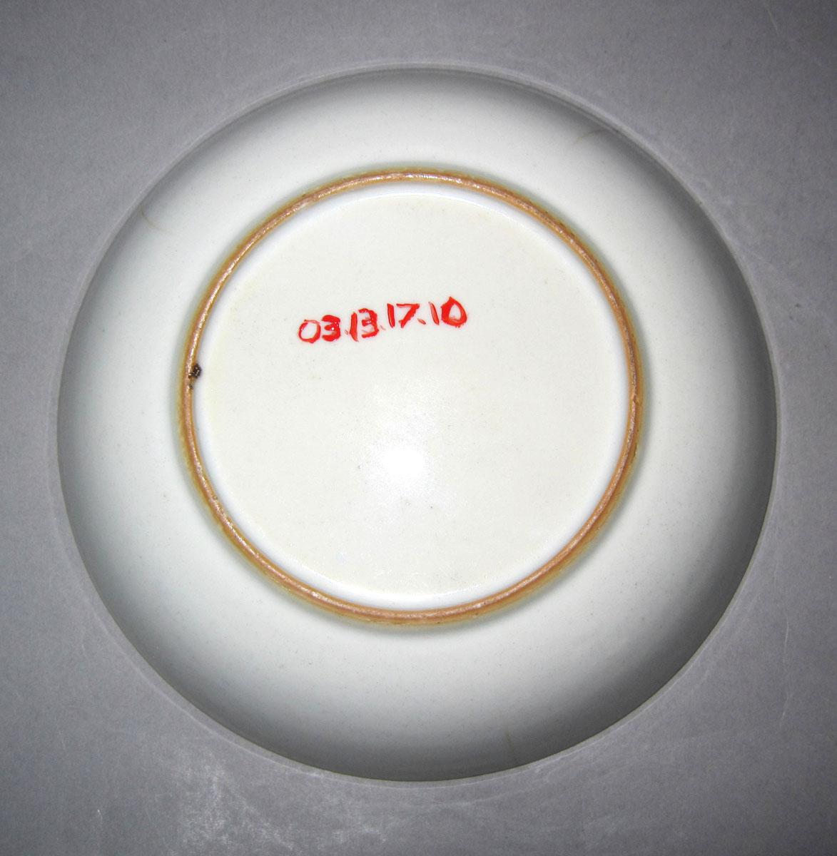 2003.0013.017.010 Porcelain saucer underside