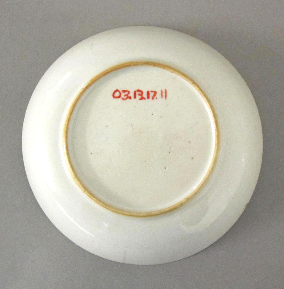2003.0013.017.011 Porcelain saucer underside