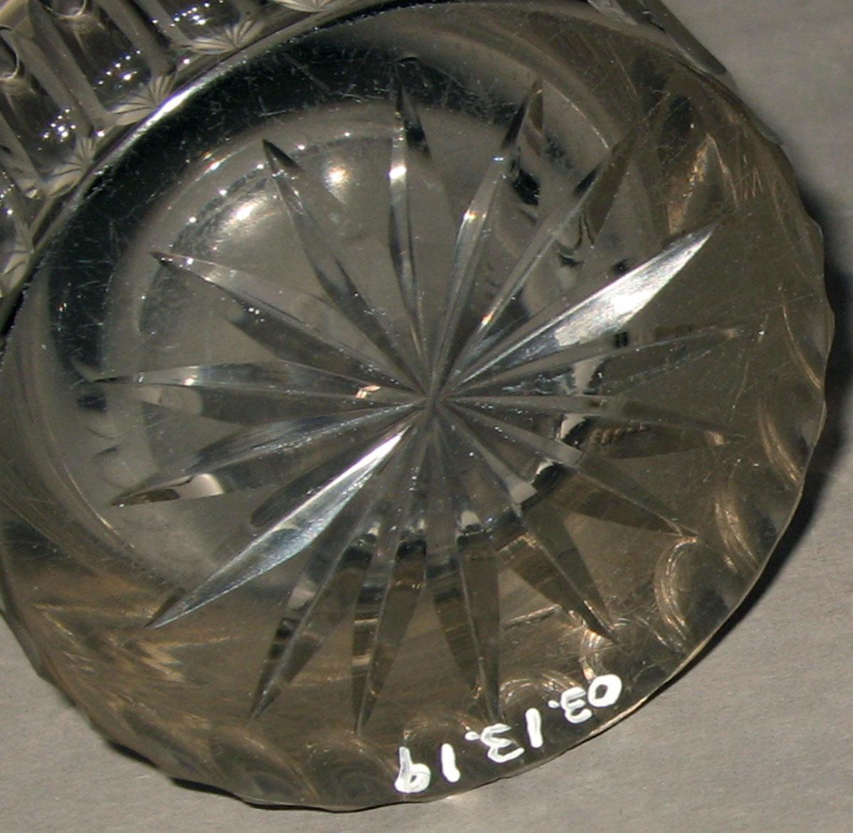 2003.0013.019 Glass tumbler (underside)