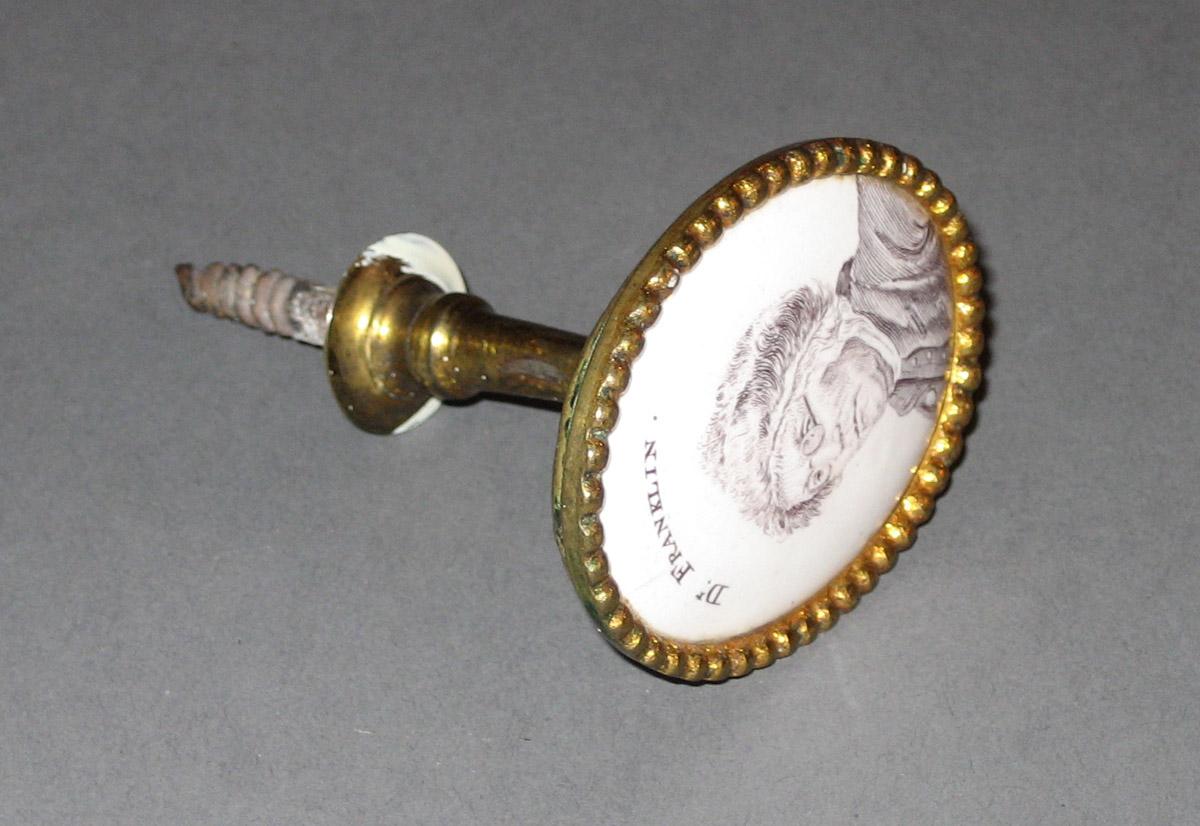 2003.0013.027.001 Cloak pin