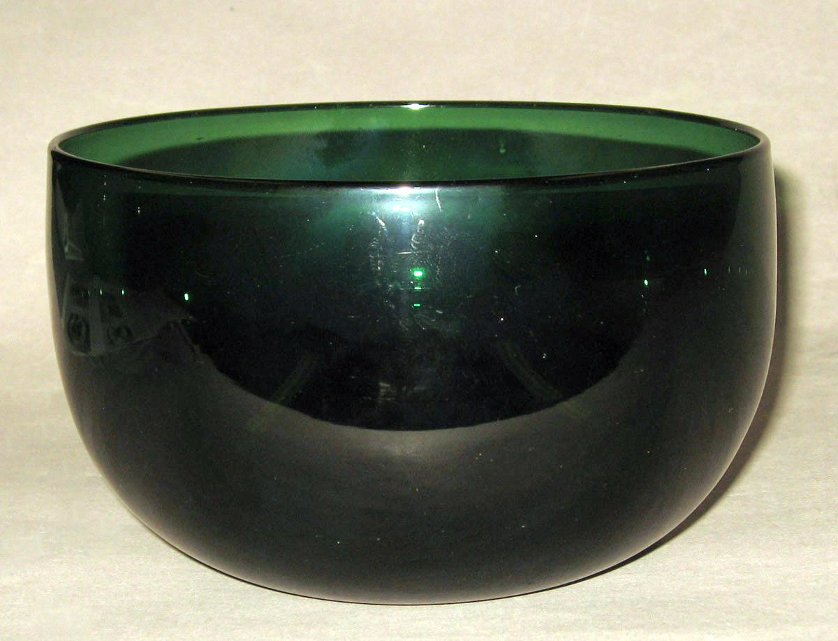 2003.0013.029.004 Green glass finger bowl