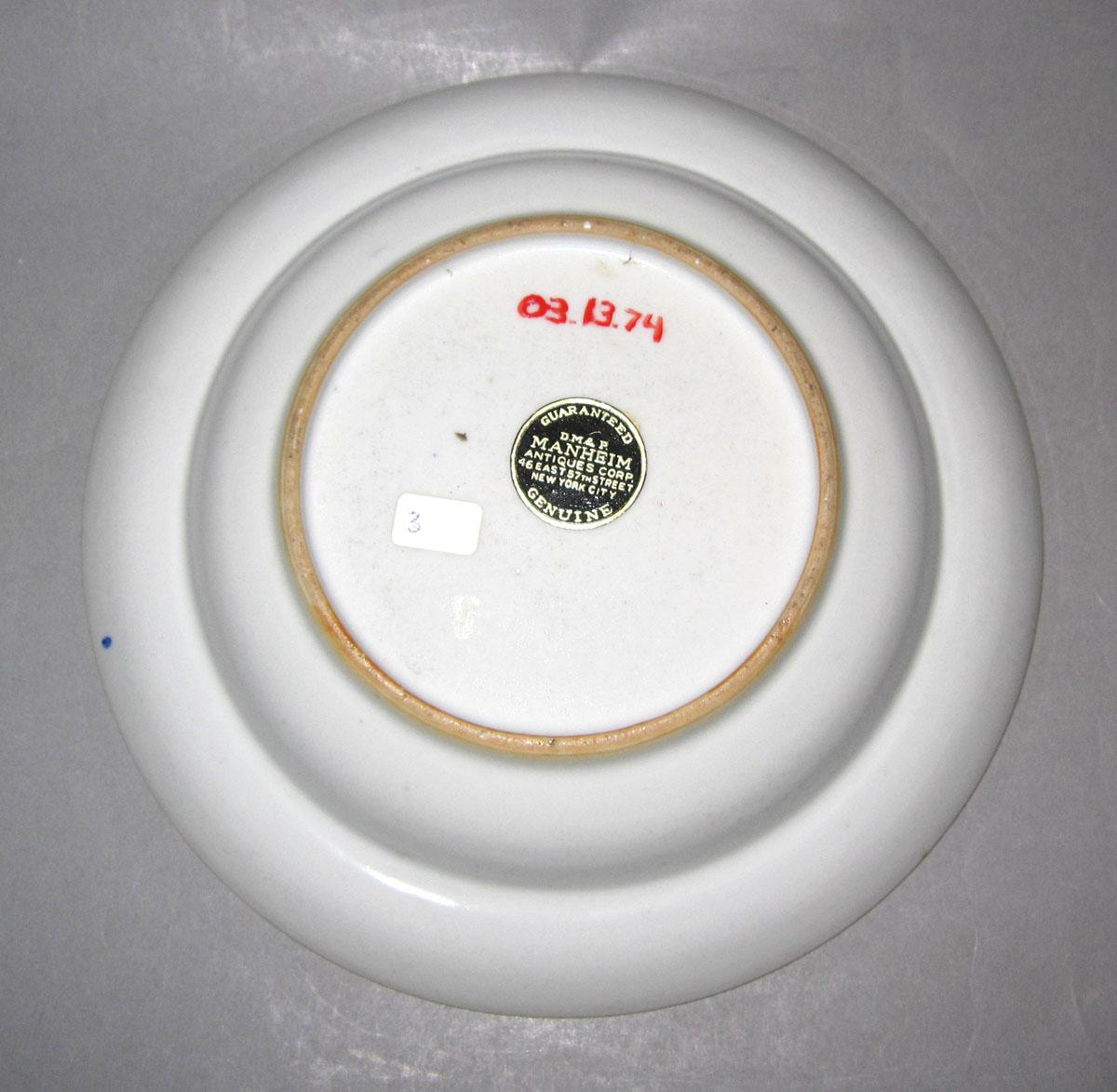 2003.0013.074 Porcelain dish underside