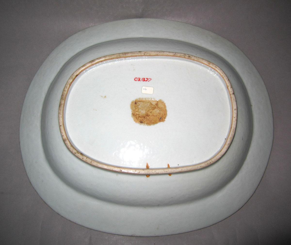 2003.0013.077 Porcelain dish underside