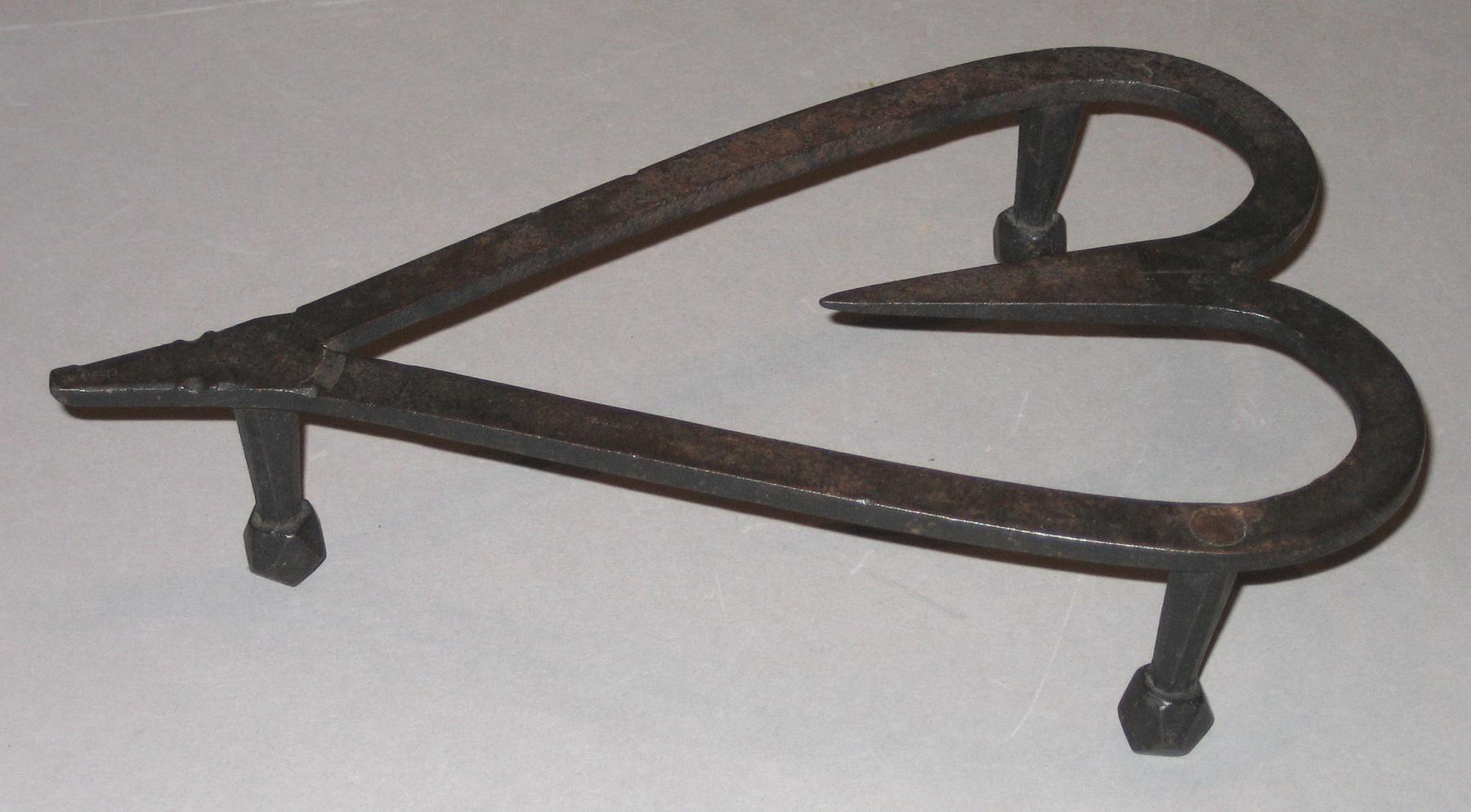 1958.0992 Trivet