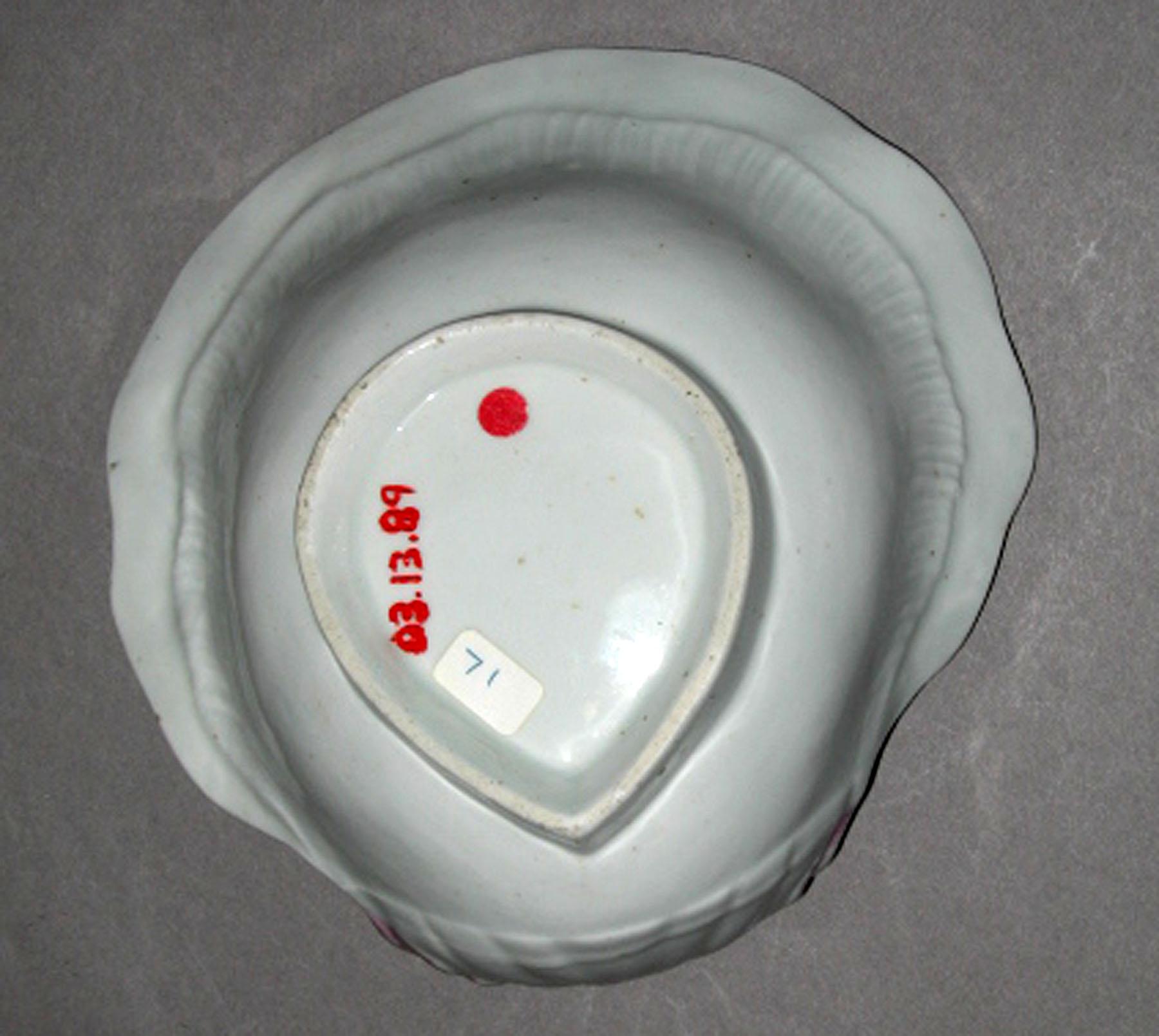 2003.0013.089 Porcelain shell-shaped sweetmeat dish (underside)