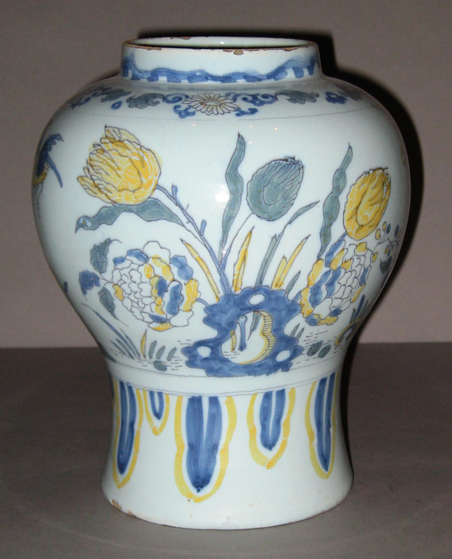 1958.0996 Dutch delft vase (side 1)