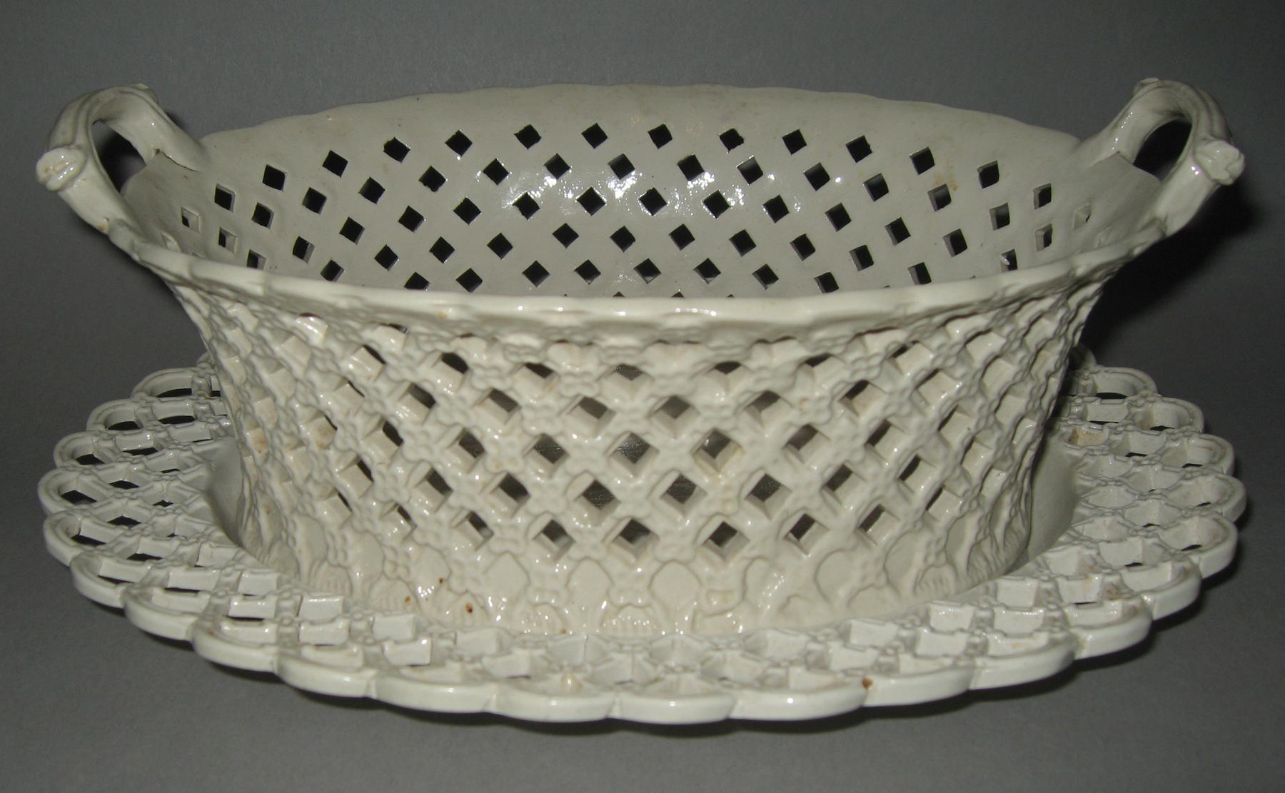 2003.0013.120 A, B Basket and stand