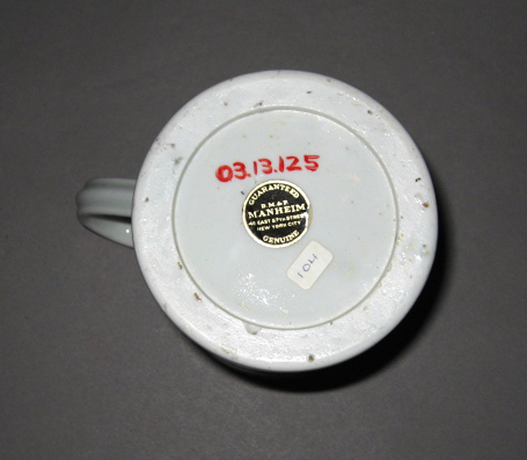 2003.0013.125 Worcester porcelain mug (underside)