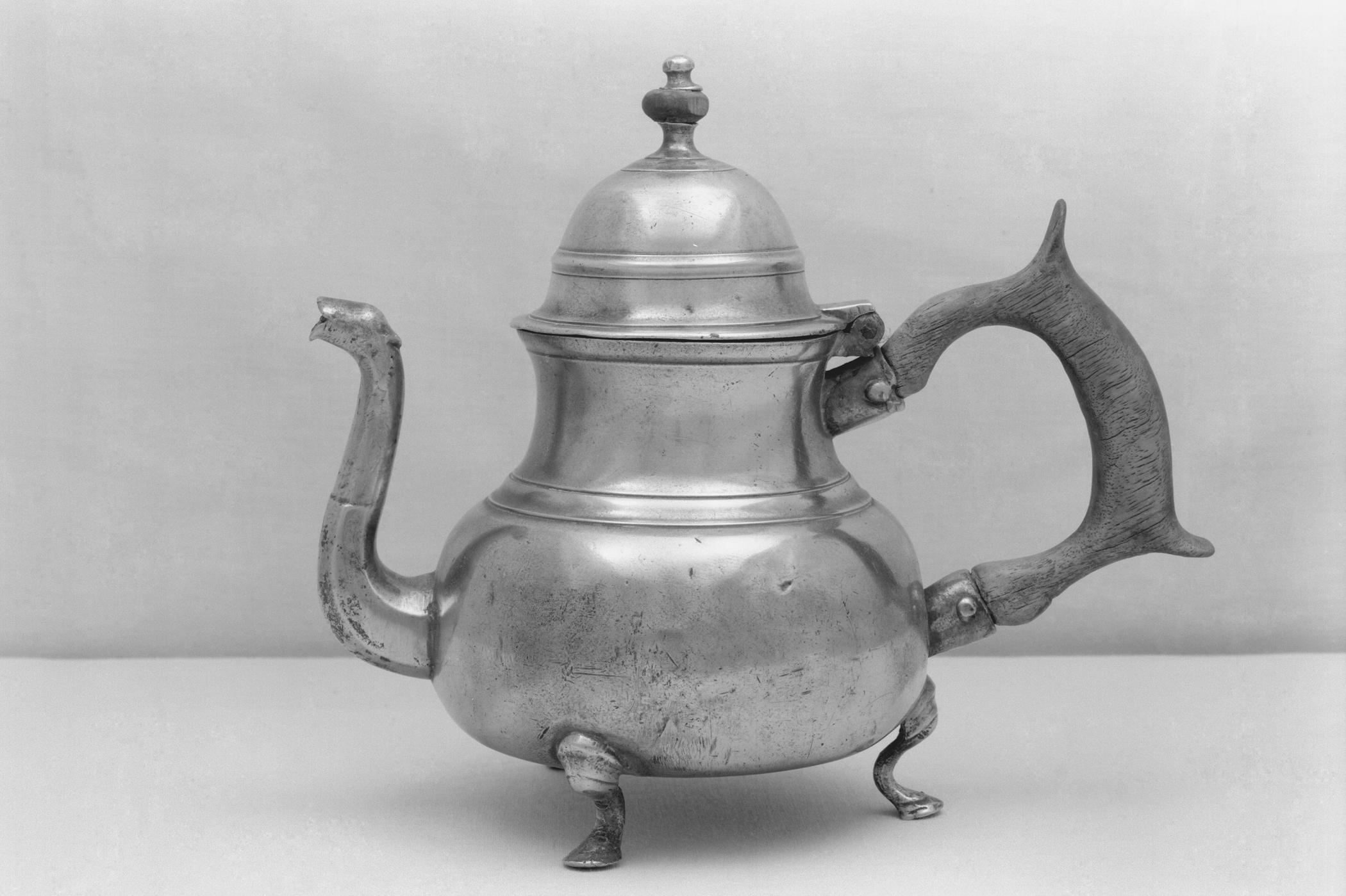 1958.0998 Pewter teapot