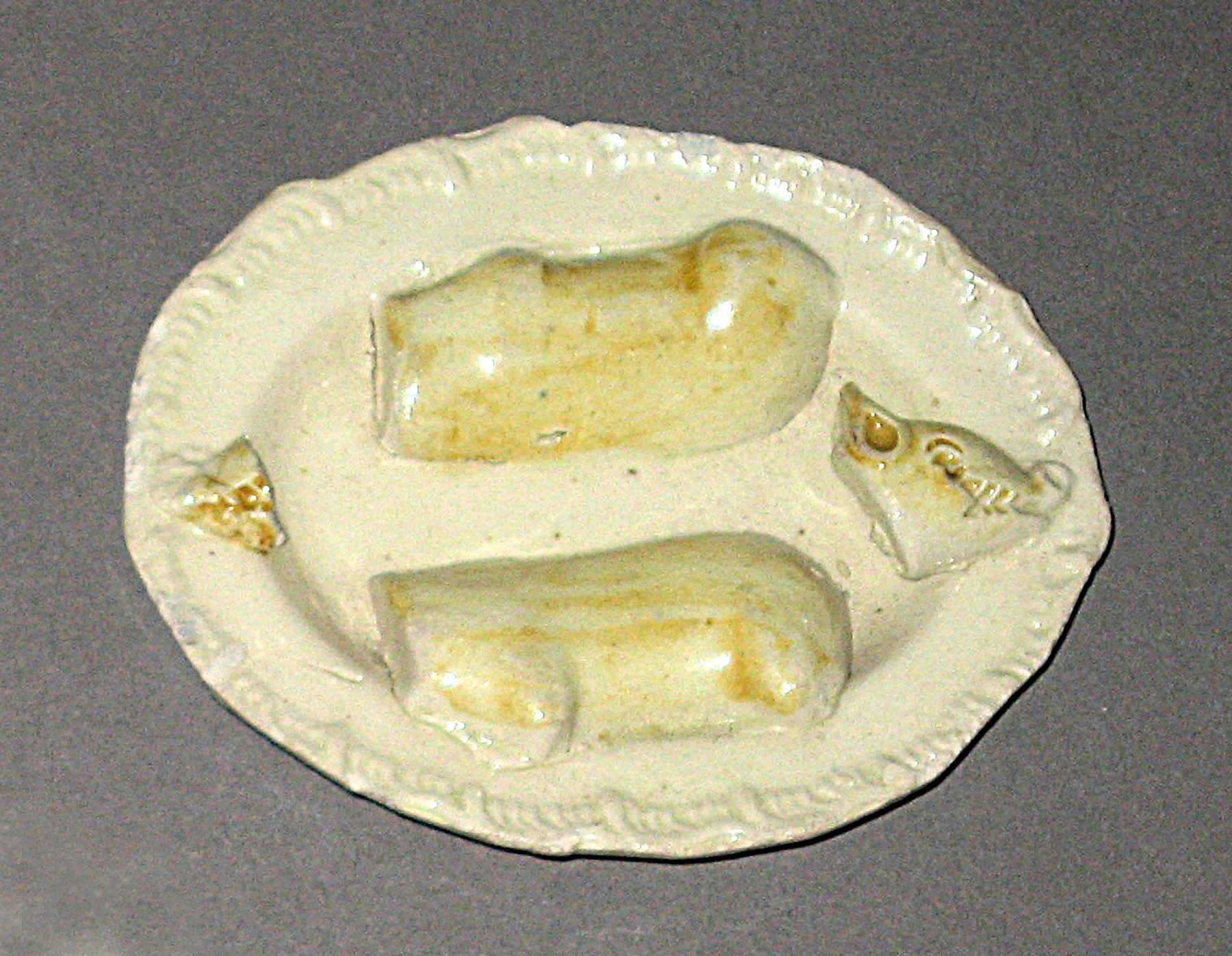 2003.0013.135.016 Miniature quartered pig dish