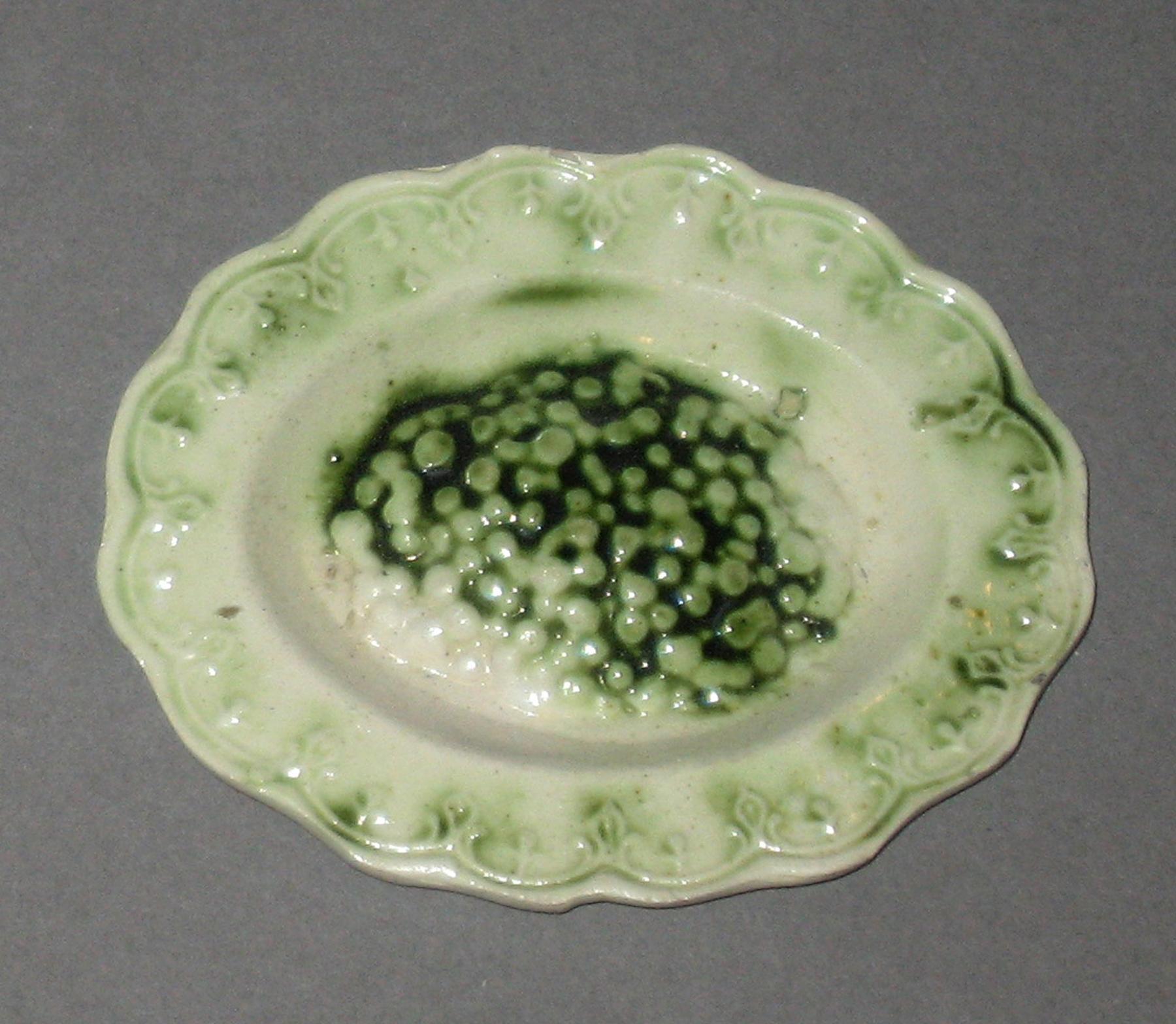 2003.0013.135.017 Miniature peas dish