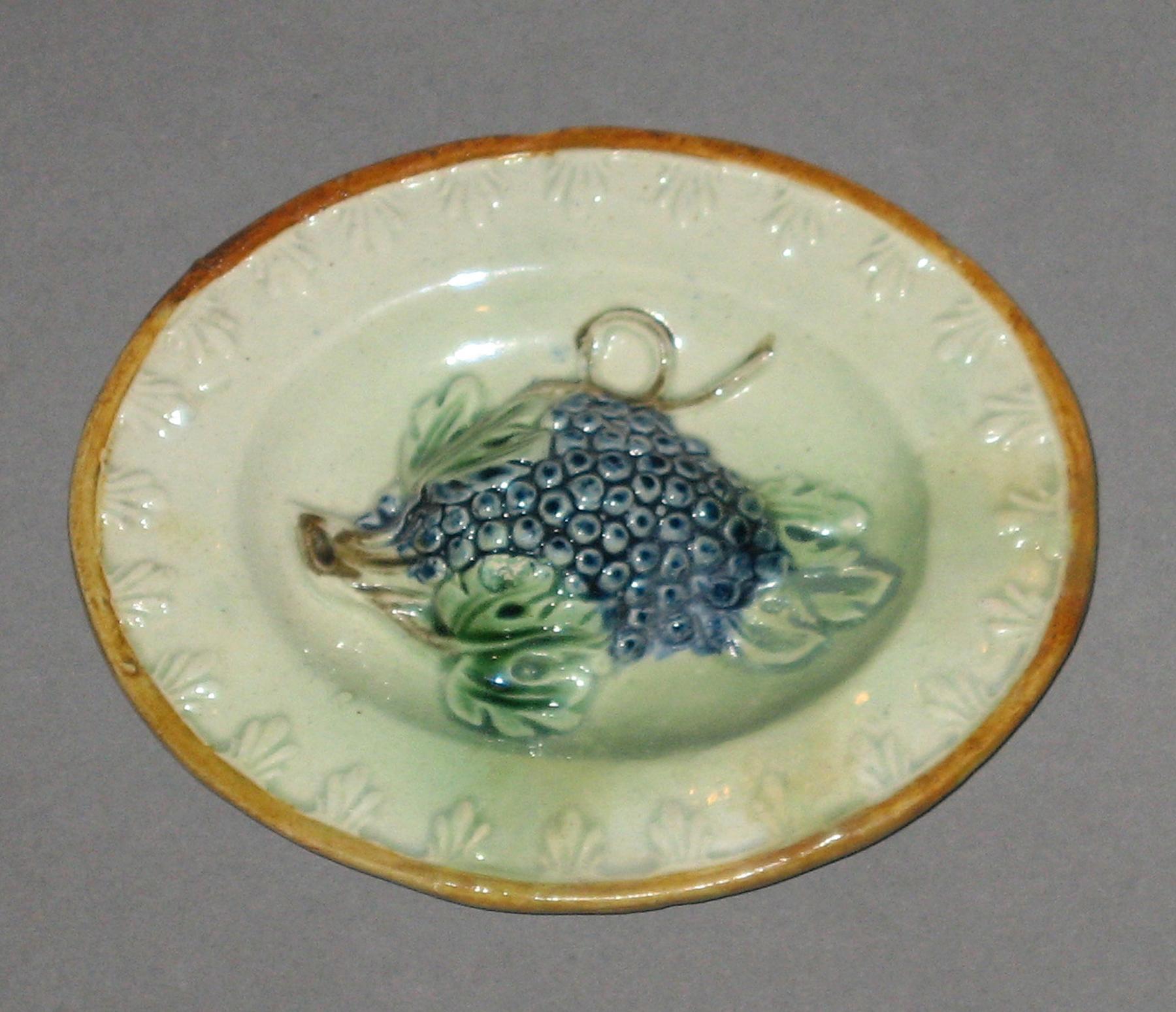 2003.0013.135.023 Miniature grapes dish