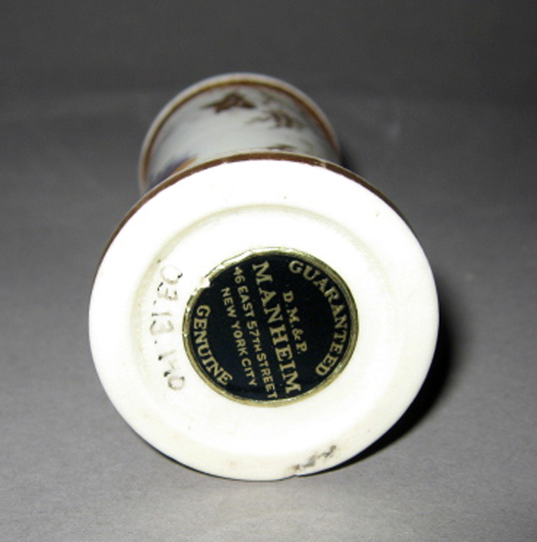 2003.0013.140 Miniature porcelain spill vase (underside)