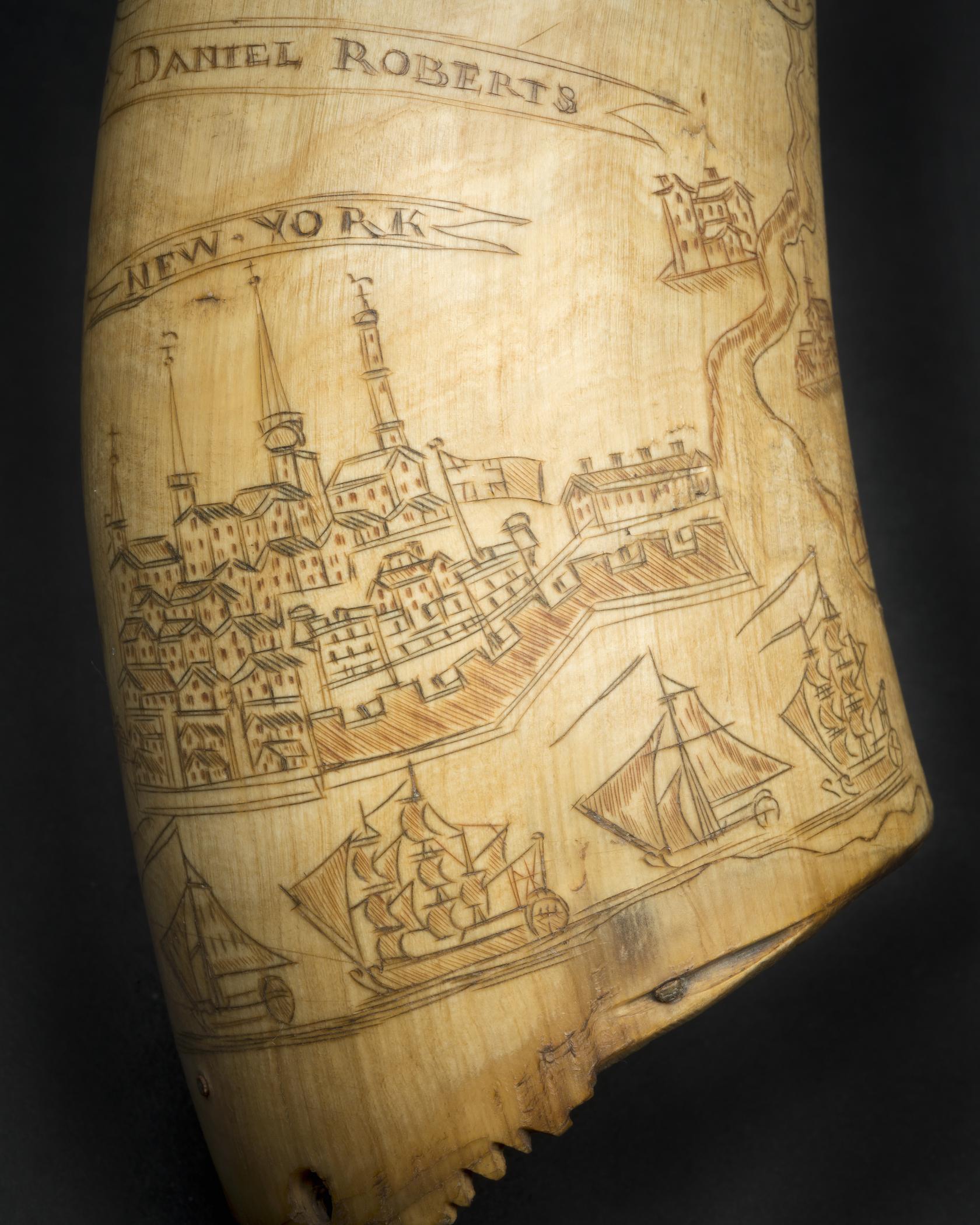 1958.1000 Powder horn, detail view 3