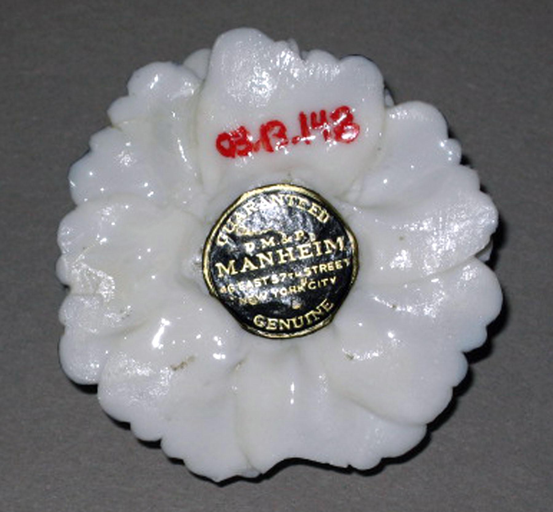 2003.0013.148 Porcelain flower (underside)